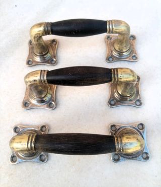 3 Tiradores antiguos de madera y latón