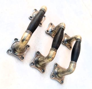 3 Tiradores antiguos de madera y latón