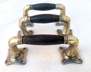 3 Tiradores antiguos de madera y latón