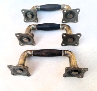 3 Tiradores antiguos de madera y latón