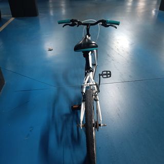 Bicicleta infantil blanca y azul