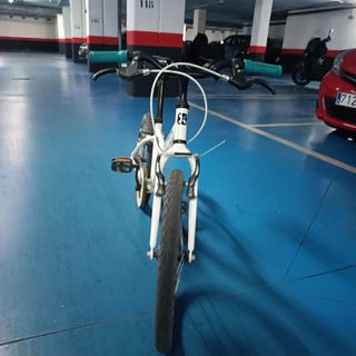 Bicicleta infantil blanca y azul