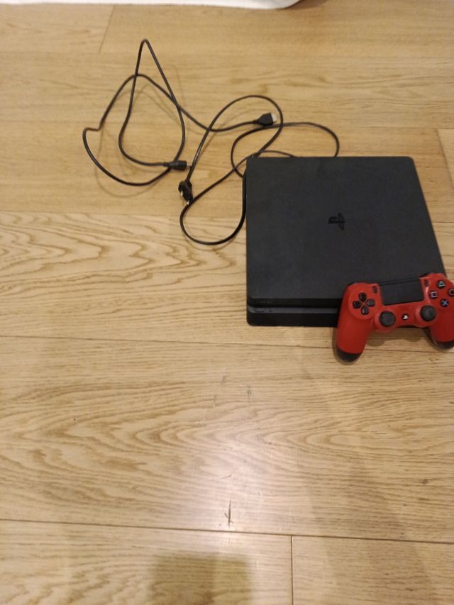 PS4 negra con un  mando