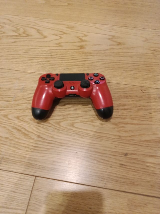 PS4 negra con un  mando