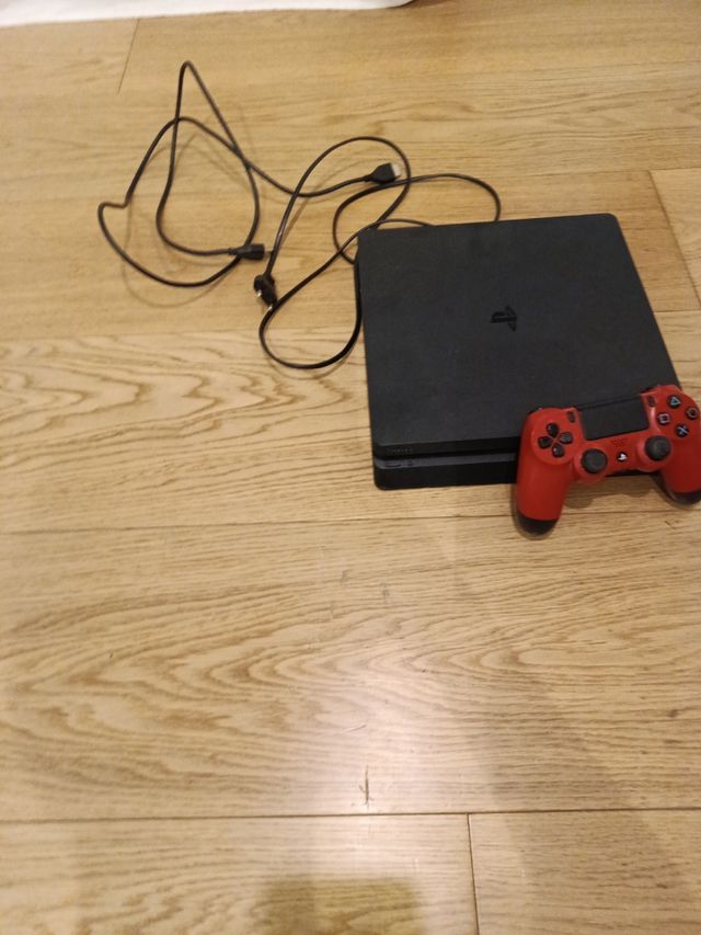 PS4 negra con un  mando
