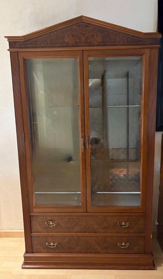 Vitrina de madera y cristal