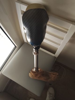 Prótesis de pierna con pie de madera