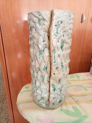 Jarrón de cerámica beige y verde azulado