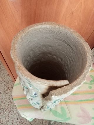 Jarrón de cerámica beige y verde azulado