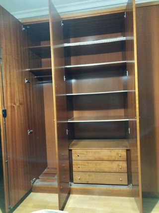 Armario de madera marrón.Es grande 