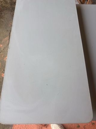 Scrivania con ripiani in metallo e legno