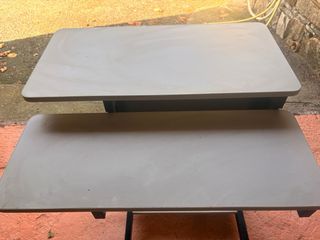Scrivania con ripiani in metallo e legno