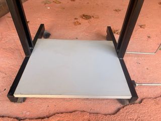 Scrivania con ripiani in metallo e legno