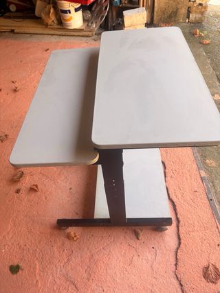 Scrivania con ripiani in metallo e legno