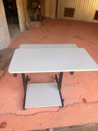 Scrivania con ripiani in metallo e legno