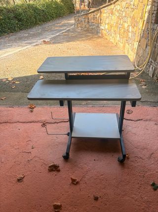 Scrivania con ripiani in metallo e legno