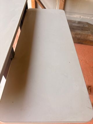 Scrivania con ripiani in metallo e legno