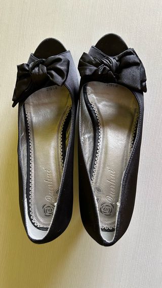 Zapatos de tacón negros con lazo