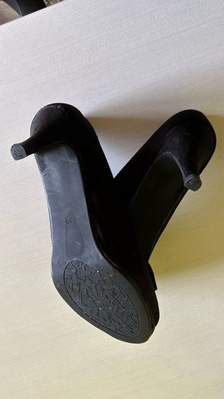 Zapatos de tacón negros con lazo