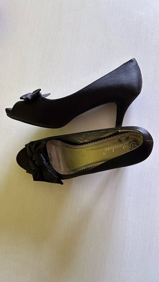 Zapatos de tacón negros con lazo