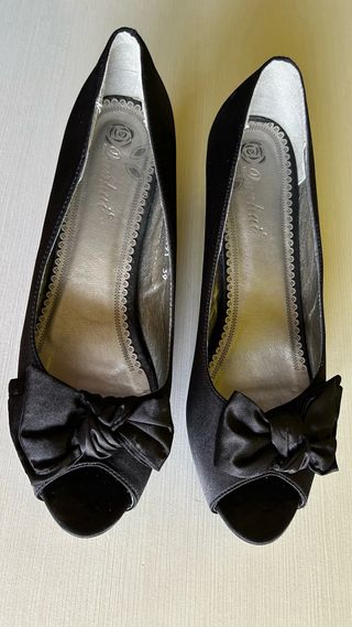 Zapatos de tacón negros con lazo