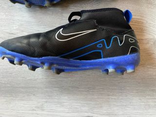 Botas de fútbol Nike negras y azules
