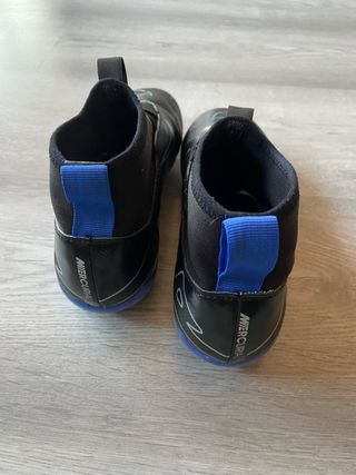 Botas de fútbol Nike negras y azules