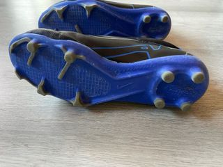 Botas de fútbol Nike negras y azules