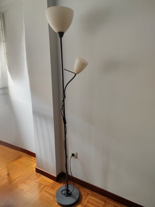 Lámpara de pie beige y gris