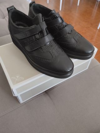 Zapatos de vestir negros con velcro
