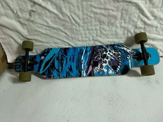 Longboard con diseño de tiburones