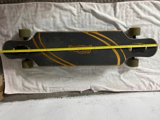 Longboard con diseño de tiburones