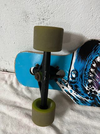 Longboard con diseño de tiburones