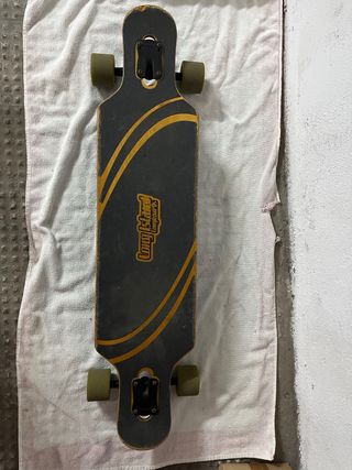 Longboard con diseño de tiburones