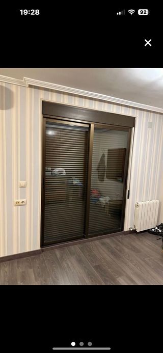 Puerta corredera aluminio con persiana