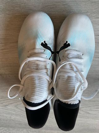 Botas de fútbol Puma blancas y azules