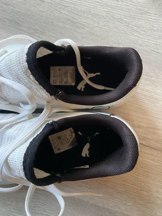 Botas de fútbol Puma blancas y azules