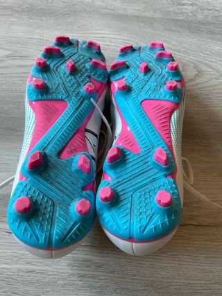 Botas de fútbol Puma blancas y azules