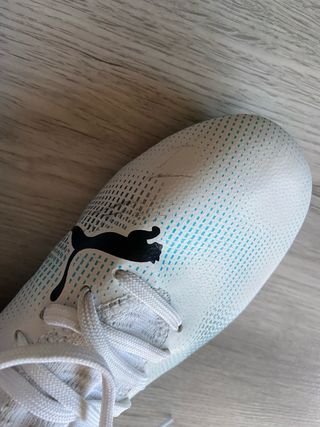 Botas de fútbol Puma blancas y azules