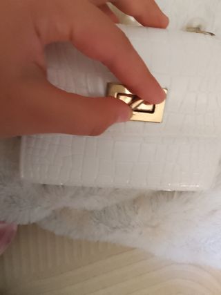 Bolso blanco con perlas y detalles dorados