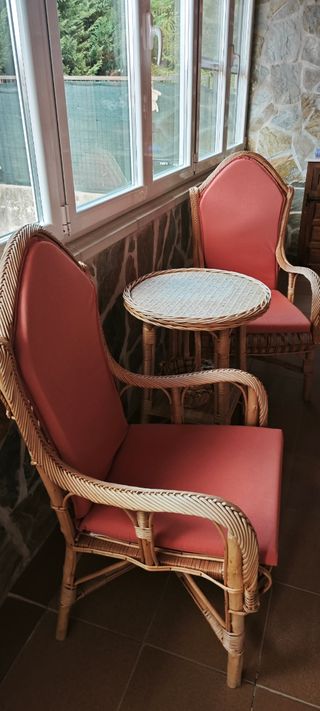 Set mimbre: 2 sillas, 2 mesas, sofá y rinconera