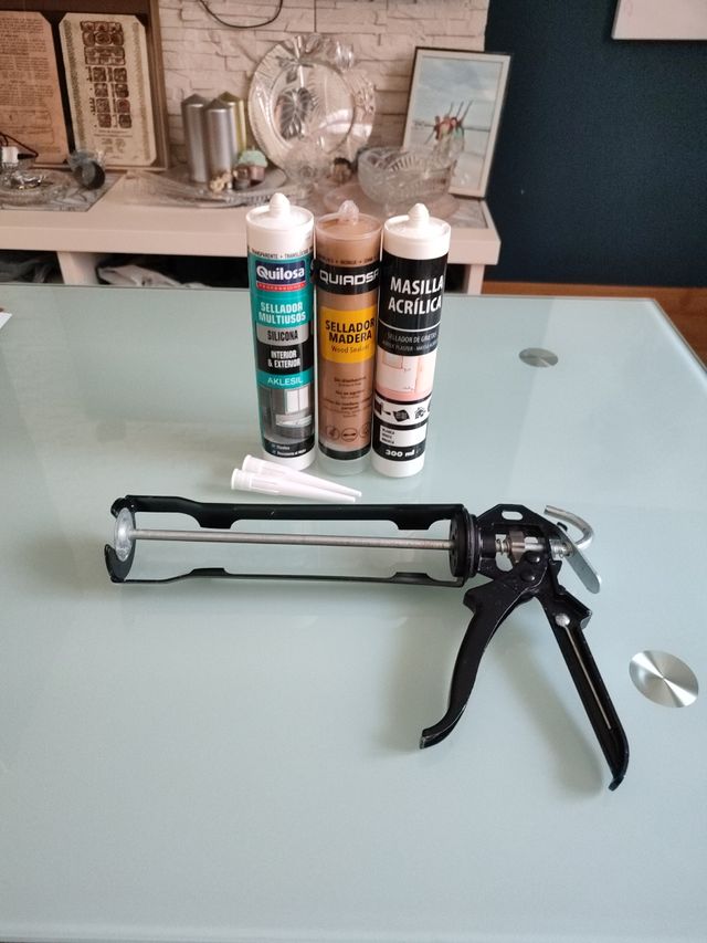 Pistola de Silicona y Selladores