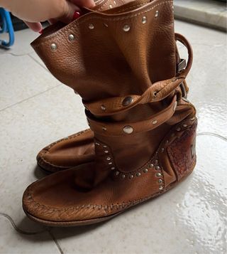 Stivaletti bassi in pelle marrone con borchie