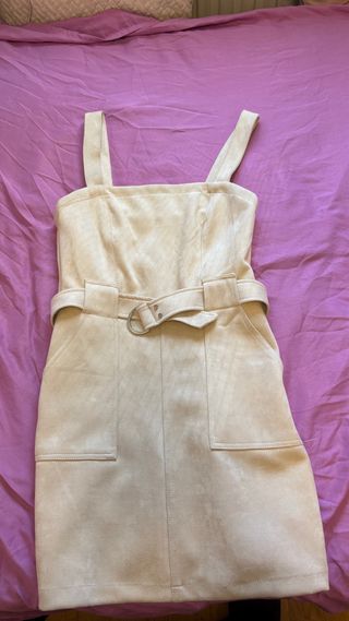 Peto de terciopelo con falda beige