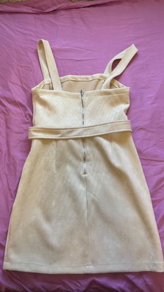 Peto de terciopelo con falda beige