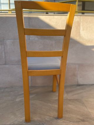 Silla de madera con asiento azul