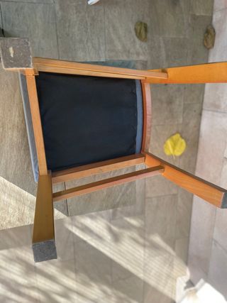 Silla de madera con asiento azul