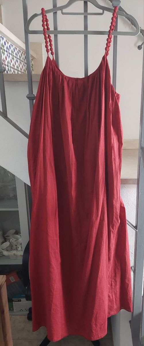 Vestido rojo con tiras de pompones