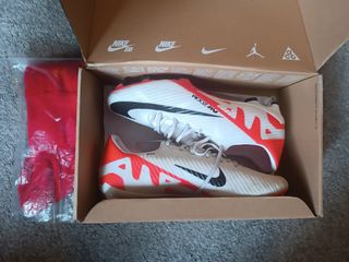 Scarpe da calcio Nike bianche e rosse