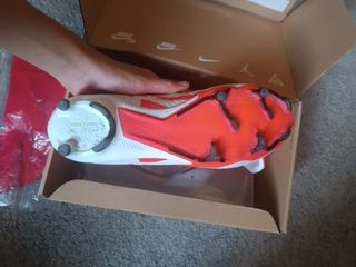 Scarpe da calcio Nike bianche e rosse
